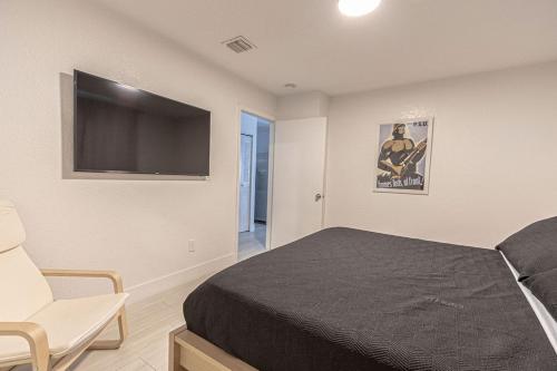 Centrally Located Modern 2bdr Home w Fast WiFi & Parking photo 18