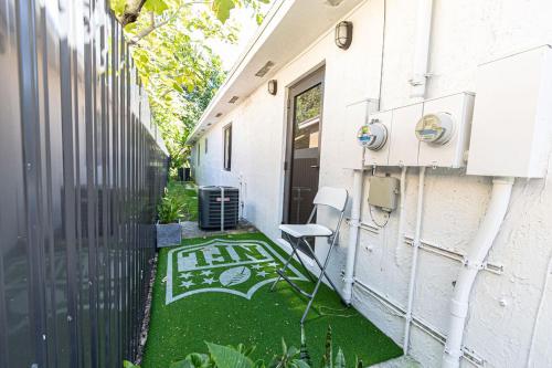 Centrally Located Modern 2bdr Home w Fast WiFi & Parking photo 33