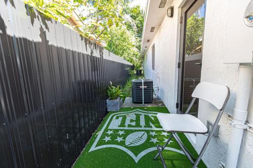Centrally Located Modern 2bdr Home w Fast WiFi & Parking photo 35