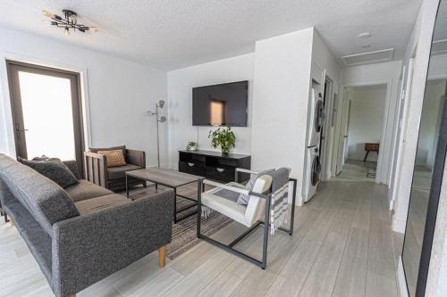 Centrally Located Modern 2bdr Home w Fast WiFi & Parking photo 5