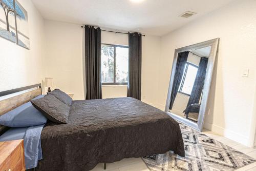 Centrally Located Modern 2bdr Home w Fast WiFi & Parking photo 31