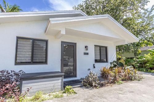 Centrally Located Modern 2bdr Home w Fast WiFi & Parking photo 25