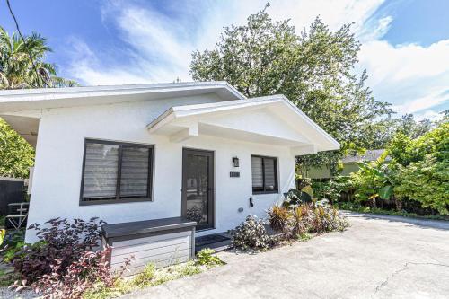 Centrally Located Modern 2bdr Home w Fast WiFi & Parking photo 30