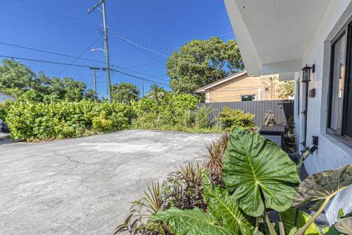 Centrally Located Modern 2bdr Home w Fast WiFi & Parking photo 34