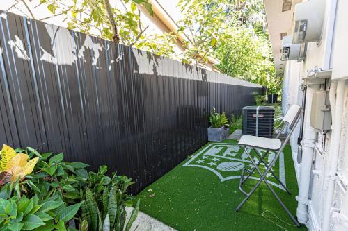 Centrally Located Modern 2bdr Home w Fast WiFi & Parking photo 24