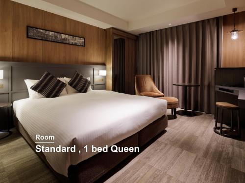 a hotel room with a bed and a desk at Mitsui Garden Hotel Otemachi - Tokyo in Tokyo