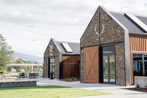 a house with two barn conversions at The Harvest Hotel in Cromwell