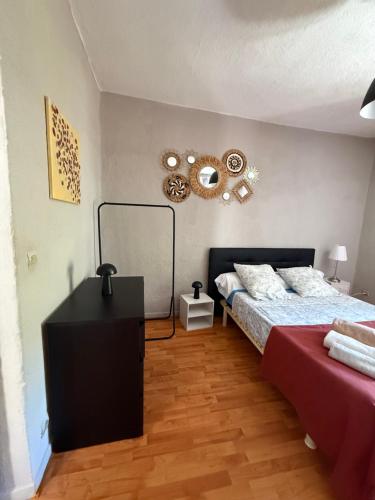 sypialnia z łóżkiem i lustrem na ścianie w obiekcie Appartement Corte w mieście Corte