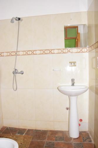 a bathroom with a sink and a shower at Hostal Restaurant TOROTORO in Torotoro