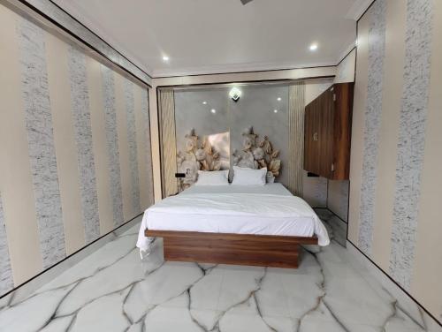 a bedroom with a large bed with a mirrored wall at Laxmi Kantam Vatika in Patna