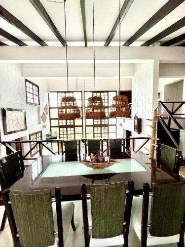 a dining room with a large table and chairs at Cabaña MACA in Darién