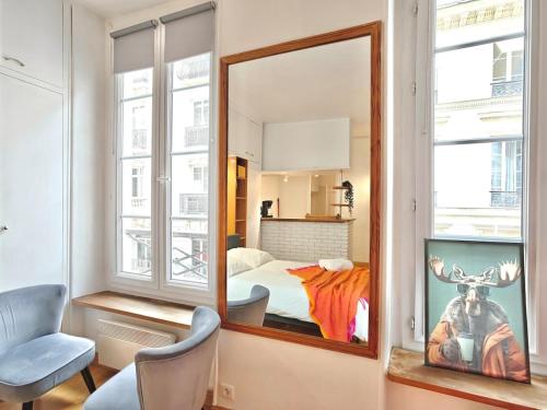 Stylish Paris Studio Opera Area for 2 near Metro