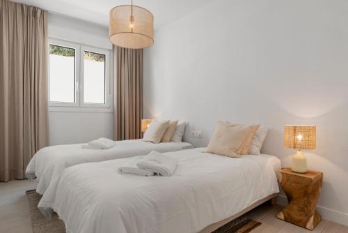 Stylish Poolview City Apartment