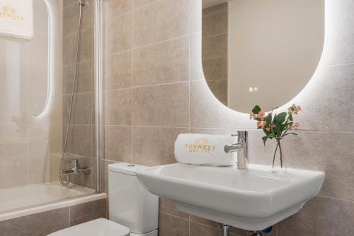 Stylish Poolview City Apartment
