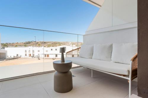 Stylish Poolview City Apartment
