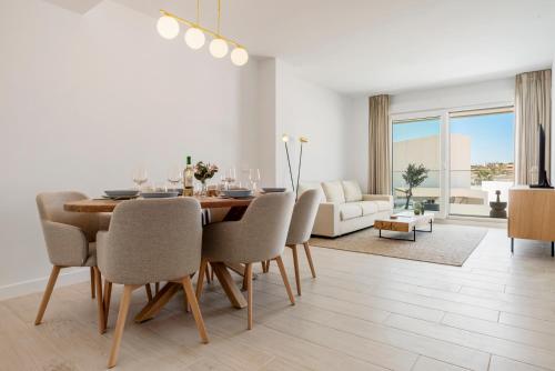 Stylish Poolview City Apartment