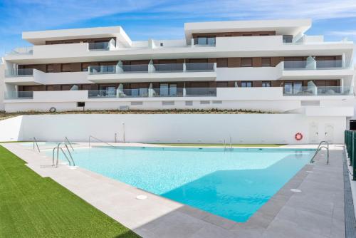 Stylish Poolview City Apartment
