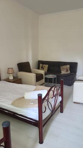 a large bed in a room with a couch at Oni Guesthouse in Oni