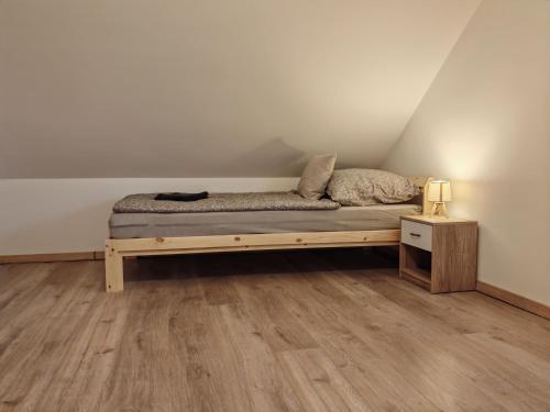 a bed in the corner of a room at Napsugár Vendégház Velence in Velence