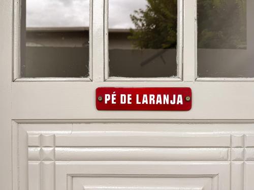 a red sign on a door that reads pt de la lanca at Morada Pé de Laranja in Lages