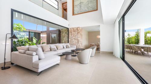 VACATION MARBELLA I Villa Trophy, Built in 2026, Private Turquoise Pool, 6BDR, Walking Distance to Los Naranjos, Minutes from Puerto Banus, Luxury Interiors, Private GYM, Lounge Bar