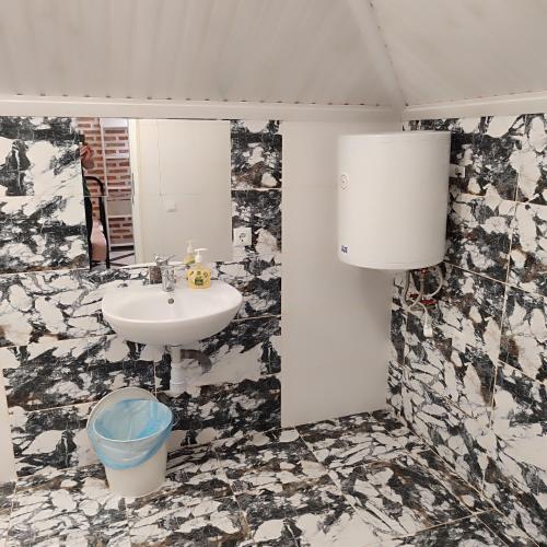 a bathroom with a sink and a mirror at Svitiaz Griada in Szack