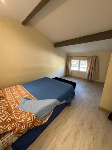 a bedroom with a bed and a window at appartement 2 bord de mer in Farinole