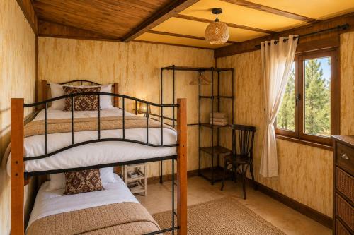 two bunk beds in a room with a window at Apartamentos El Guardaviñas in Ábalos