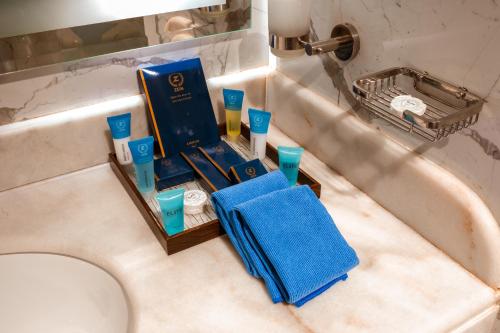 a bathroom sink with a tray with toiletries on it at فندق الكنارى ان in Mecca