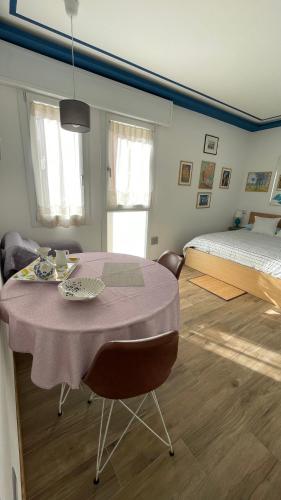 a dining room with a table and a bed at In Blu Santo Ospedale in Padova