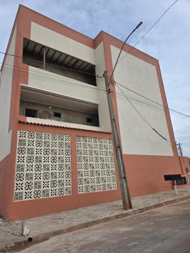 a building with a gate on the side of it at Apartamento Aconchegante 103 Palmeiras de Goiás in Palmeiras de Goiás