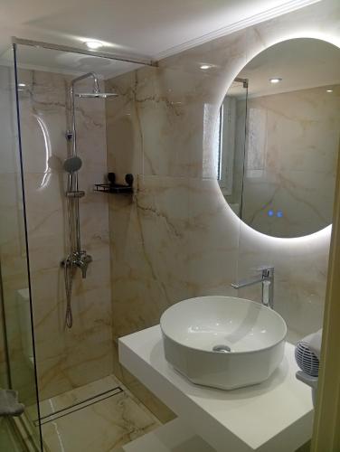 a bathroom with a sink and a glass shower at Villa Lagosta in Város