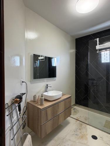 Cabo Girão Home with Sea Views and Hot Tub for 8 Guests - 15 mins from Funchal