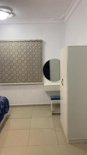 a room with a refrigerator and a tv at شوران الفاخرة 2 in Medina