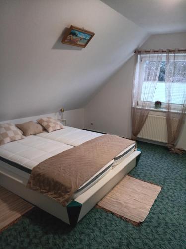 a bedroom with a large bed in a attic at Zum Graureiher in Heringsdorf