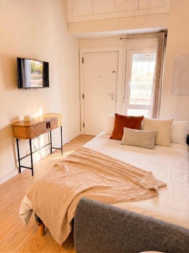 NEW! Riverside Triana Private entrance Sunset