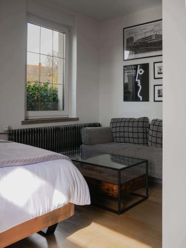 a living room with a bed and a couch at Das Bauhaus-Eck in Dobritz