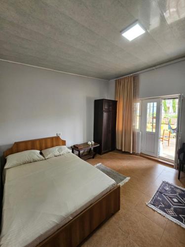a bedroom with a large bed and a sliding glass door at Guesthouse Las Palmas in Ureki