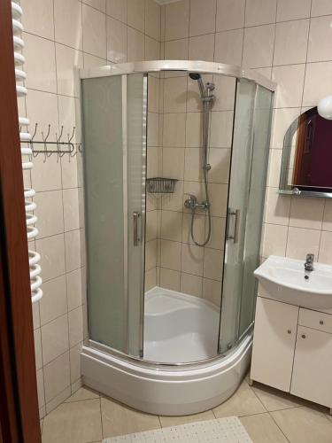eine Dusche mit Glastür im Badezimmer in der Unterkunft Arkadiusz in Tarnobrzeg