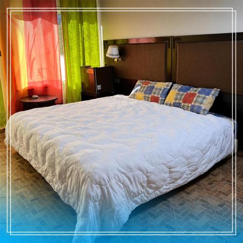 a bedroom with a large white bed in a room at Auberge Bab chellalat in Tamarout