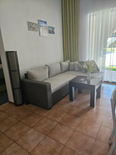 a living room with a couch and a table at Apartament Sorrento Paradise in Marina Cape in Aheloy