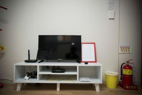 TV a/nebo společenská místnost v ubytování Jeong House