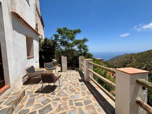 a patio with chairs and a view of the ocean at Casa Amigos Sorvilan - Limón in Sorvilán
