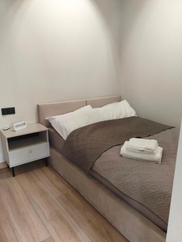 a bedroom with a bed with a nightstand and a bed sidx sidx sidx sidx at Apartament Krótka in Łomża