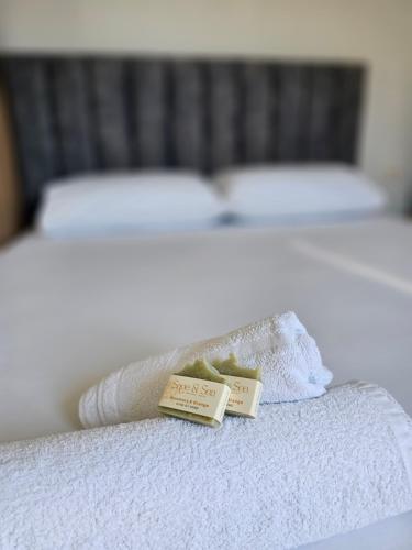 a bed with two towels on top of it at Casa Verde in Lukovë