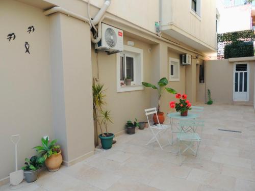 Dahlia Apartment