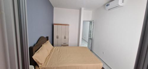 a small bedroom with a bed in a room at Kaza Branka in Sal Rei