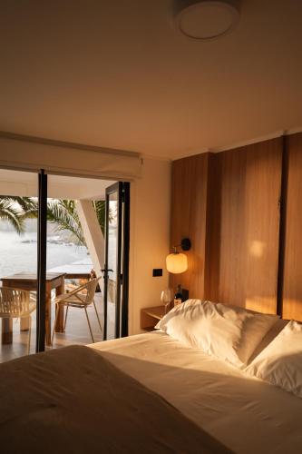 ein Schlafzimmer mit Bett und ein Balkon mit Tisch in der Unterkunft Maré Hotel Boutique in Viña del Mar