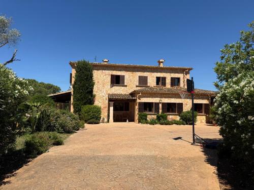 an old stone house with a large driveway at Finca Sara Christiana in Campos