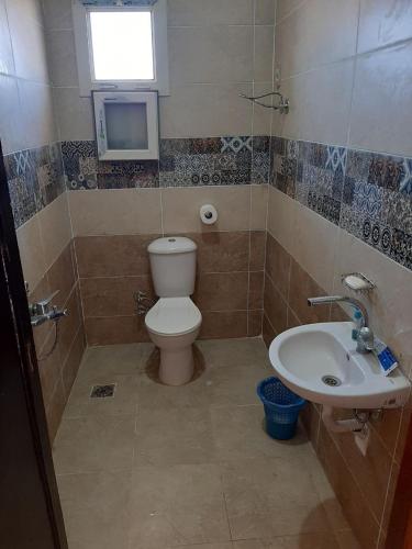 a bathroom with a toilet and a sink at Spacious Villa-walking to beach in Marsa Matruh